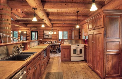 La Minerve Cabaña | Waterfront Log Cottage with Hot Tub and Sauna