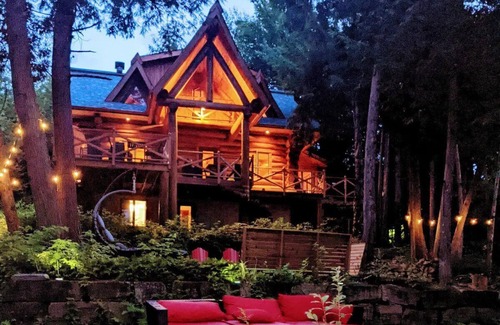 La Minerve Cabaña | Waterfront Log Cottage with Hot Tub and Sauna