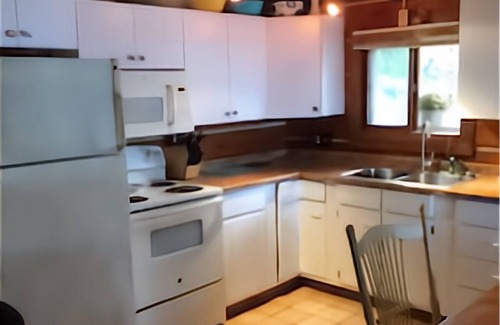 Egg Harbor Cabina | Waterfront Log Home, WiFi, 3 bedrooms, Direct TV, Fire Pit
