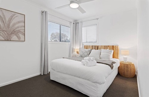 Buff Point Casa | Waterfront Luxury Living & Private Pool Buff Point