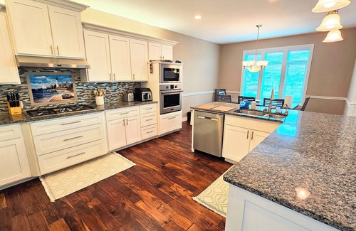 Ferndale Casa | Waterfront luxury retreat in Sandy point - Private dock - Steps from the beach