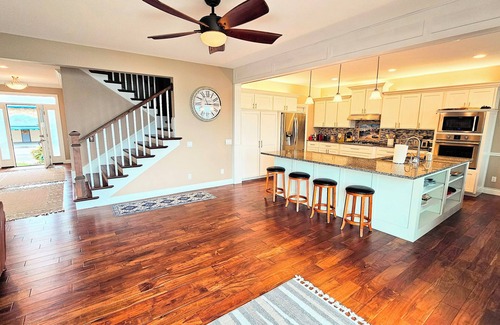 Ferndale Casa | Waterfront luxury retreat in Sandy point - Private dock - Steps from the beach