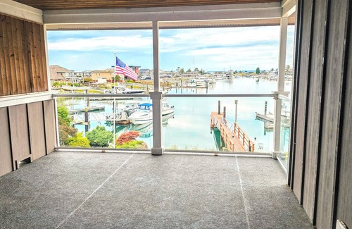Ferndale Casa | Waterfront luxury retreat in Sandy point - Private dock - Steps from the beach