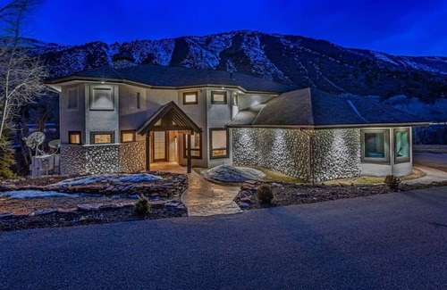 Basalt Casa | Waterfront Luxury Villa Near Aspen