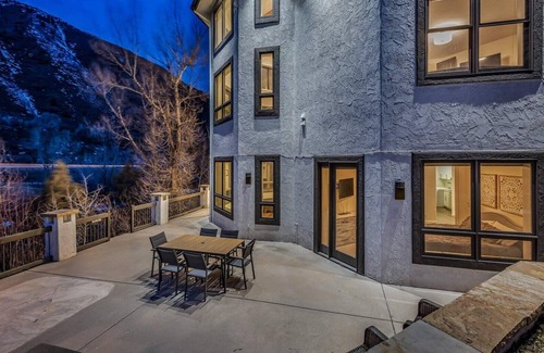 Basalt Casa | Waterfront Luxury Villa Near Aspen