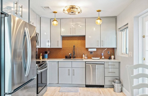 Bayview Casa | Waterfront Marina District House + In-law Suite