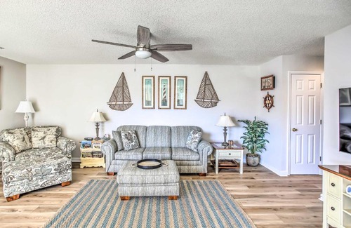 Cherry Grove Beach Apartamento | Waterfront North Myrtle Beach Condo with Pool Access