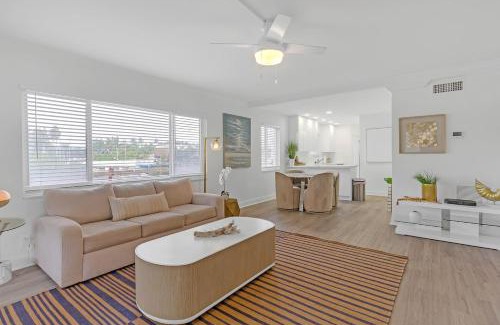 Boca Raton Apartamento | Waterfront Oasis 2BR 2BA with Pool, Gym, Balcony & Parking