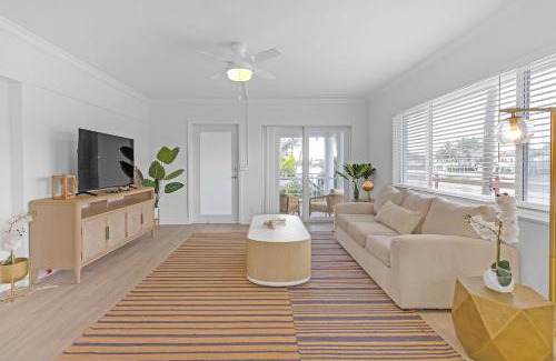 Boca Raton Apartamento | Waterfront Oasis 2BR 2BA with Pool, Gym, Balcony & Parking