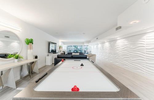 Boca Raton Apartamento | Waterfront Oasis 2BR 2BA with Pool, Gym, Balcony & Parking