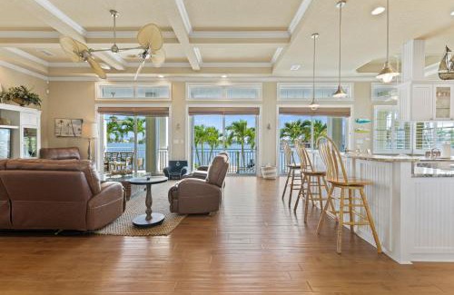 Redington Beach Casa | Waterfront Oasis Hot Tub Pool Kayak