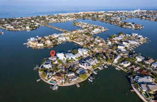 Redington Beach Casa | Waterfront Oasis Hot Tub Pool Kayak