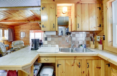 Pequot Lakes Cabina | Waterfront Pequot Lakes Cabin: Fire Pit + Views!