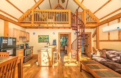 Seguin Casa | Waterfront Prairie Flower Treehouse