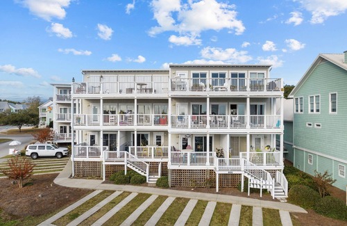 Southport Condominio | Waterfront Retreat walkable to the best shops, restaurants, & charm of Southport