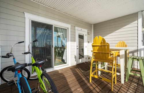 Southport Condominio | Waterfront Retreat walkable to the best shops, restaurants, & charm of Southport