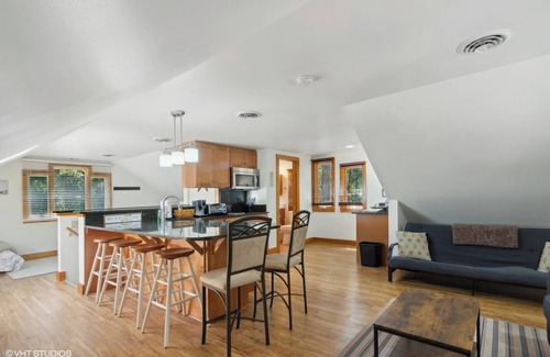 Magnolia Apartamento | Waterfront Retreat with Private Dock and Beach