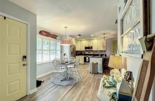 Dixie Shores Condominio | Waterfront Single Story Condo