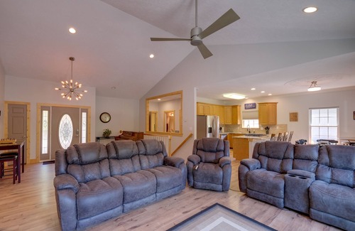 Goodview Casa | Waterfront Smith Mountain Lake Home w/ Boat Dock!