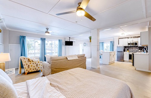 Perdido Key Coves One Apartamento | Waterfront studio steps from beach with tennis/boat dock access & patio