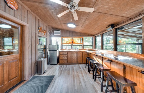 Texarkana Cabina | Waterfront Texarkana Cabin: Tranquil Acreage