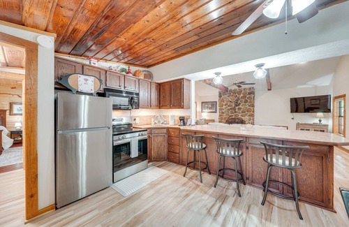 Texarkana Cabina | Waterfront Texarkana Cabin: Tranquil Acreage