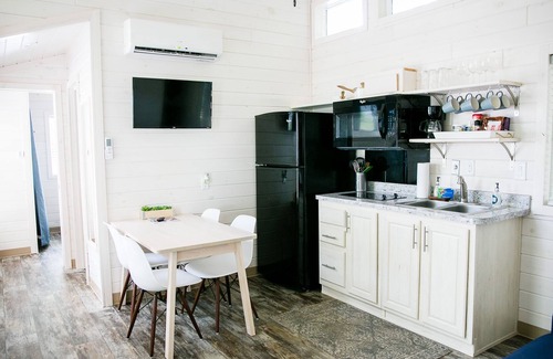 Steele Creek Cabina | Waterfront Two Bedroom Cabin #17 on the Lake at Long Cove Resort by Redawning