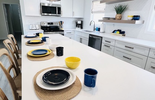 North Topsail Beach Casa | Waterfront Soundside Cottage With Private Dock - Steps To The Beach! Sleeps 4.