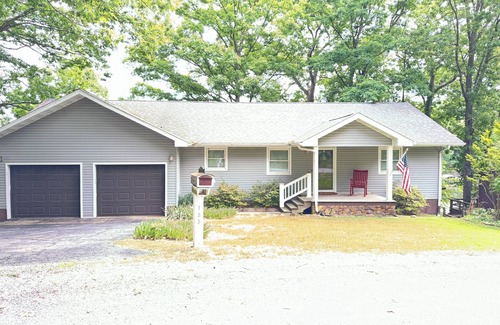 Goreville Casa | WATERFRONT Vacation! {3 bed 2 bath. Sleeps 13}