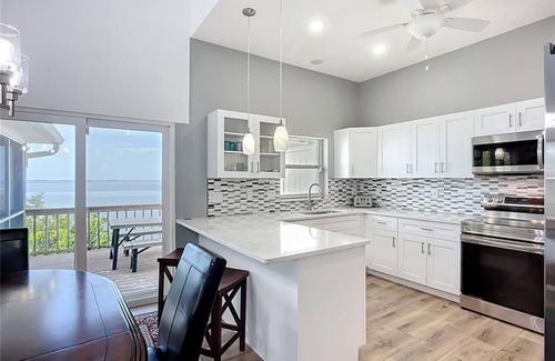 Bayshore Gardens Casa | Waterfront Villa 3BD 2BA Townhome Side A Bring your Boat