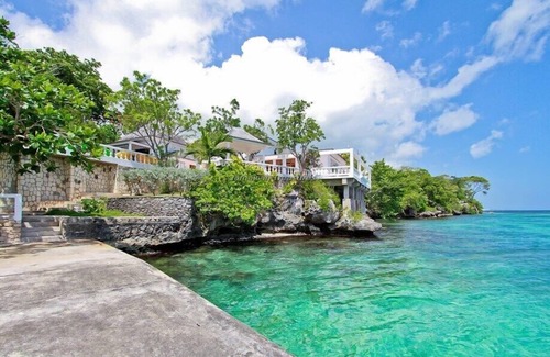 Ocho Rios Villa | LÍNEA DE VILLA! Con todo el personal! ¡PISCINA! KAJAKS! Jasmin Hill en Ocho Ríos 4BR