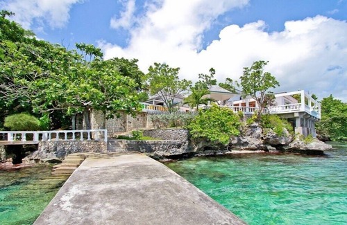 Ocho Rios Villa | LÍNEA DE VILLA! Con todo el personal! ¡PISCINA! KAJAKS! Jasmin Hill en Ocho Ríos 4BR