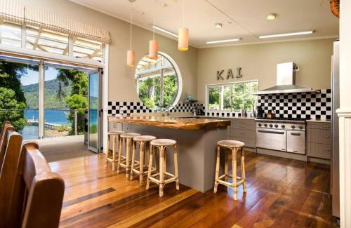 Furneaux Casa | Waterfront villa Endeavour Inlet