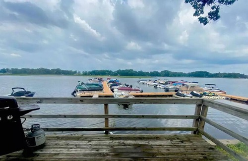 Pulaski Apartamento | Waters edge cabin, with marina view