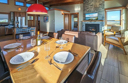 Sequim Casa | Moderno hogar personalizado en la playa; Vistas de agua y montaña