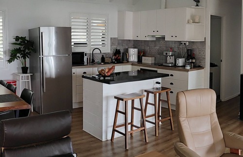 Brisbane Waterfront Casa | Waterside Caribbean vibe 3 brm Macleay Island bungalow on beautiful Moreton Bay