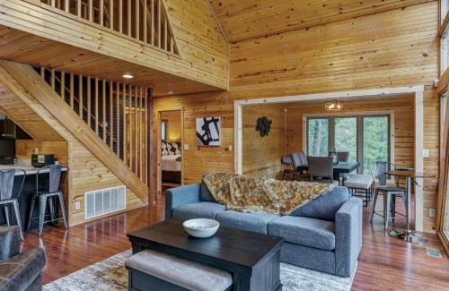 Wright City Casa | Waterside Cottage with Hot Tub