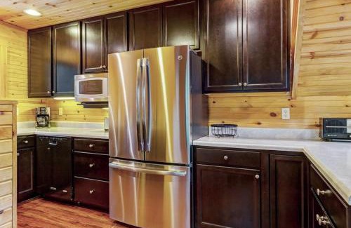 Wright City Casa | Waterside Cottage with Hot Tub