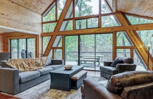 Wright City Casa | Waterside Cottage with Hot Tub