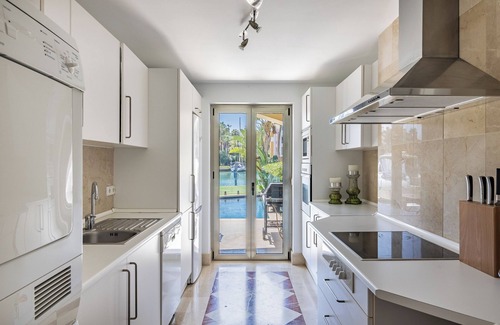 Sotogrande Apartamento | Waterside marina view 3 bedroom apartment with private pool in Puerto Sotogrande