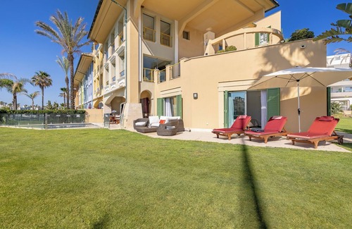 Sotogrande Apartamento | Waterside marina view 3 bedroom apartment with private pool in Puerto Sotogrande