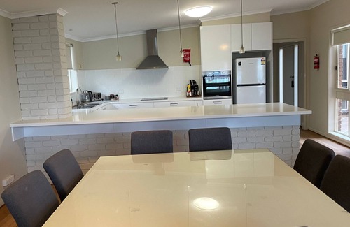 Mulwala Casa | Waterside Mulwala waterfront house with small boat ramp and jetty