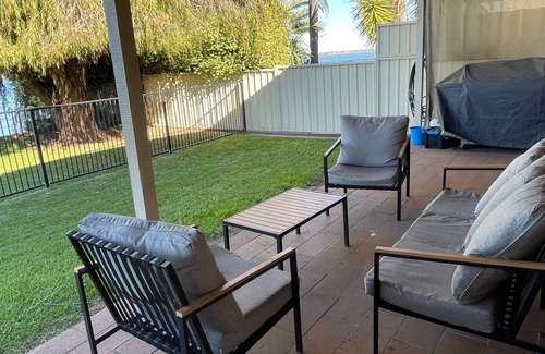 Mulwala Casa | Waterside Mulwala waterfront house with small boat ramp and jetty