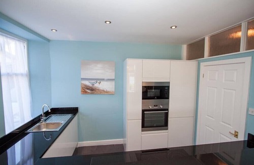 Waterhead Cabaña | WATERSIDE, pet friendly, with a garden in Ambleside