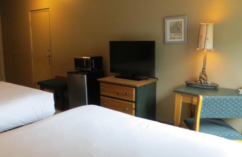 Waterton Park Hotel | Waterton Lakes Lodge Resort