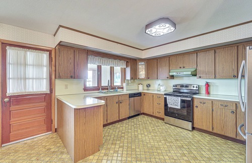 Oakville Cabaña | Watertown Home w/ Yard: 1 Mi to Echo Lake Park!