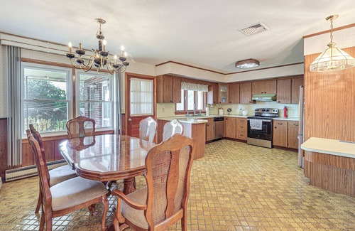 Oakville Cabaña | Watertown Home w/ Yard: 1 Mi to Echo Lake Park!