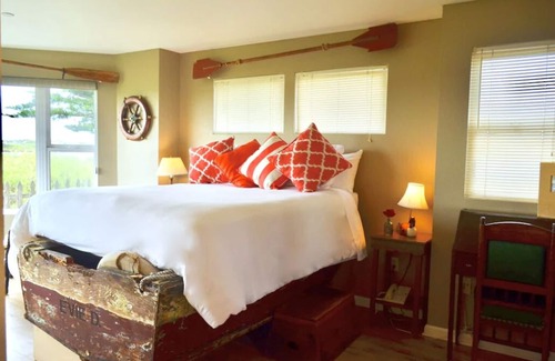 Moss Landing Apartamento | Habitación BoatHouse con ducha doble con vistas al agua.