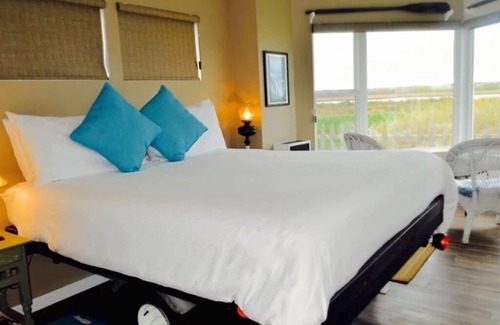 Moss Landing Apartamento | Habitación BoatHouse con ducha doble con vistas al agua.