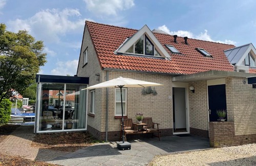 Langweer Casa | Watervilla de Rietzanger by Droomvilla